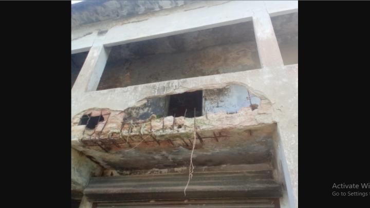 জরাজীর্ণ বিএডিসি ভবন থেকে সরকারি মালামাল চুরি, ট্রাক জব্দ